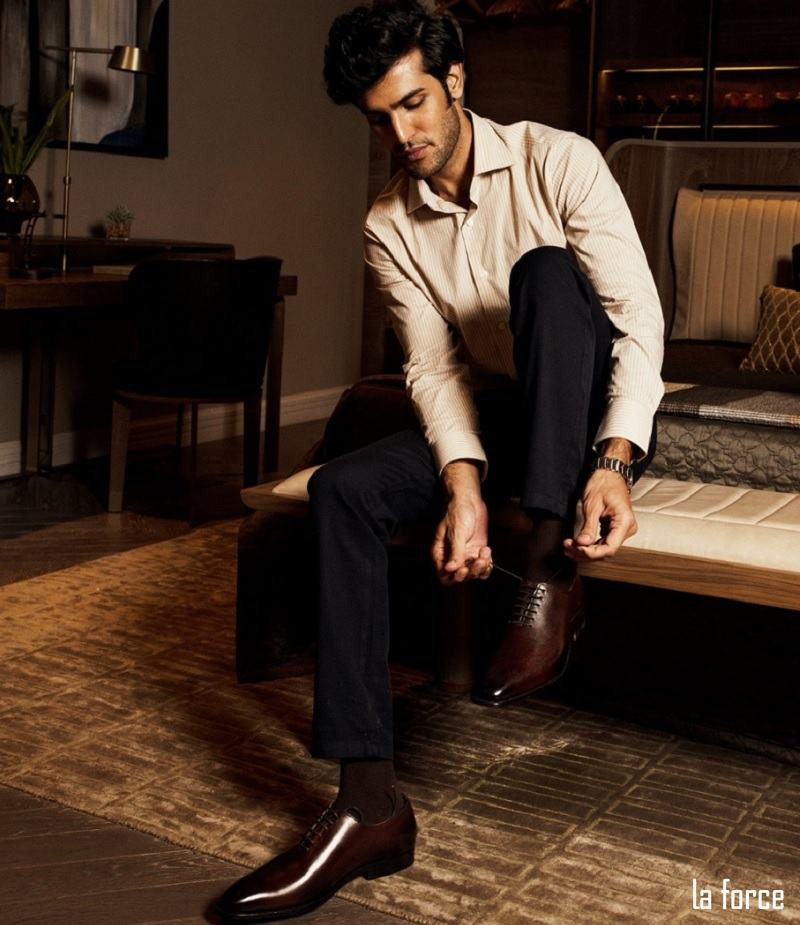 Người đàn ông mặc vest và giày tây, tất trơn màu tối