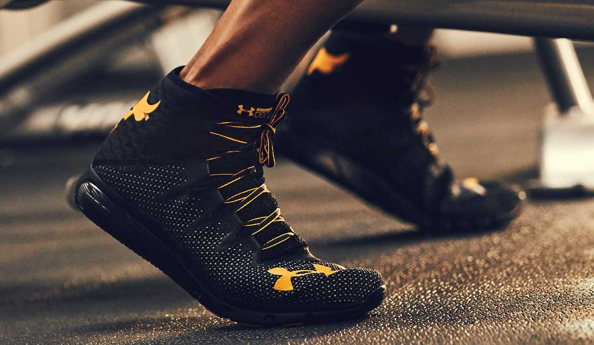 Người đàn ông thử giày Under Armour trực tiếp để kiểm tra độ vừa vặn