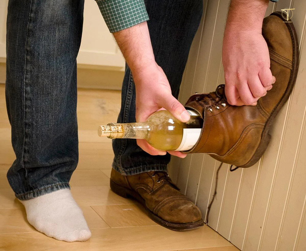 Người đang ấn chặt đế giày tây đã được dán