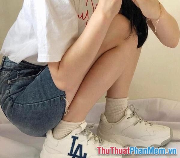 Người đang đo chiều dài bàn chân để chọn size giày