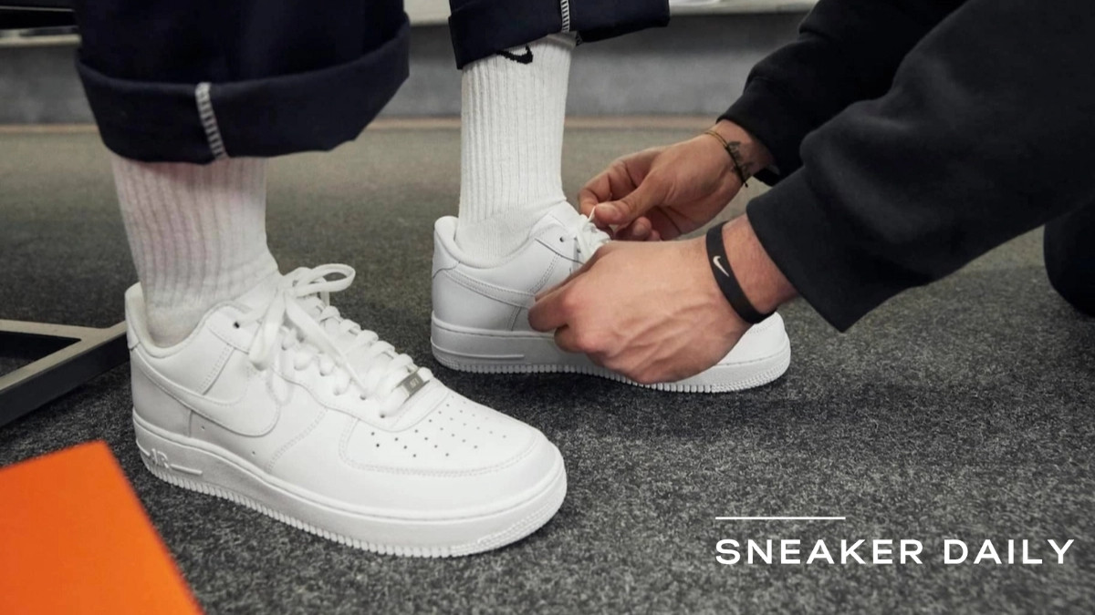 Người dùng đang thử giày trực tiếp tại cửa hàng, một mẹo hay để biết chân 22.5cm đi giày size bao nhiêu