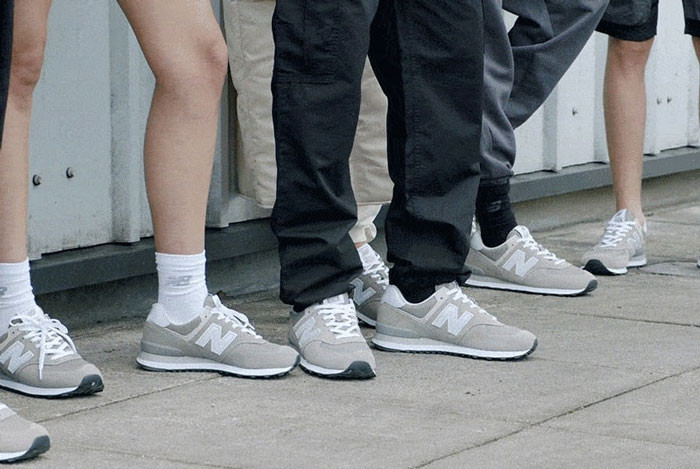 Người dùng diện New Balance 574, khoe phần đế giày New Balance tích hợp công nghệ ENCAP mang lại cảm giác thoải mái.