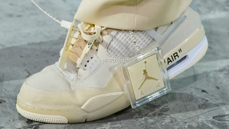 Người dùng mang giày sneaker bị nhăn do thói quen sử dụng sai