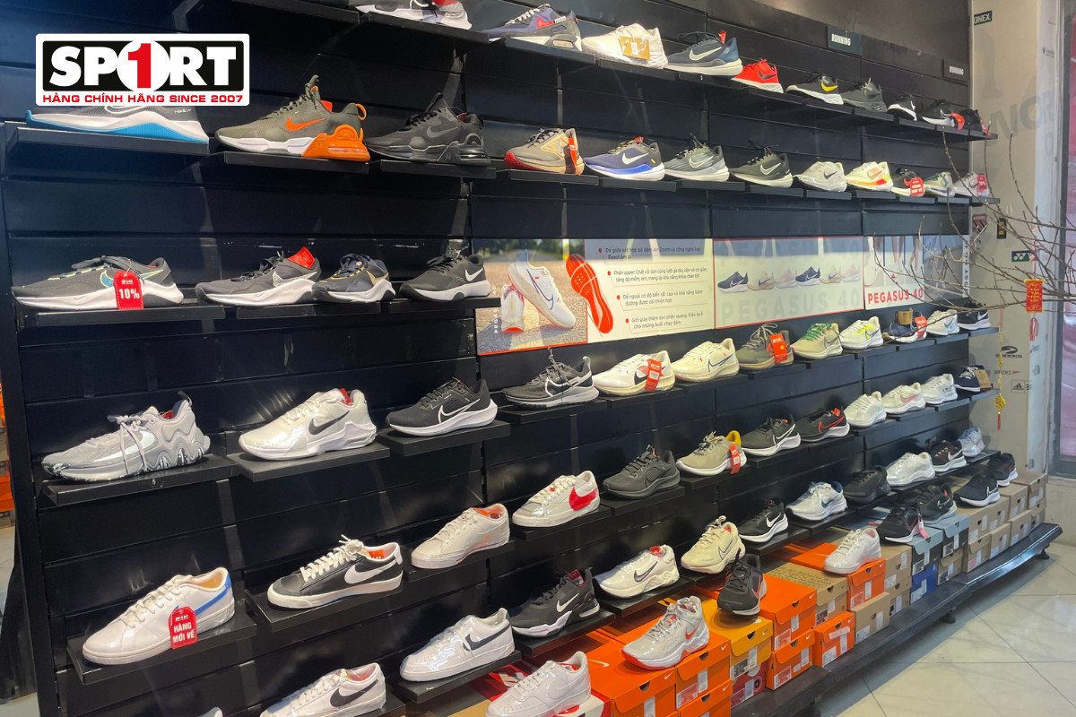 Người dùng thử giày Nike tập gym để kiểm tra độ thoải mái