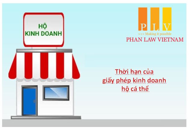 Người lao động kiểm tra thời hạn giấy phép hộ kinh doanh trên tài liệu pháp lý