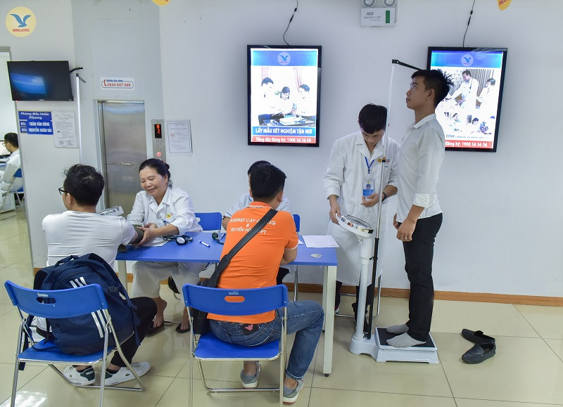 Người lao động thực hiện kiểm tra sức khỏe để có giấy sức khoẻ đi làm tại phòng khám