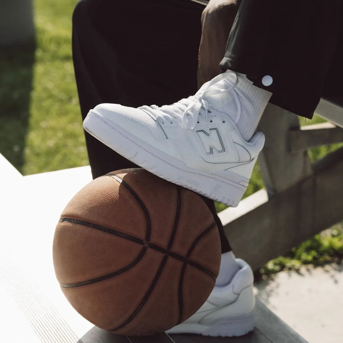 Người mặc thể hiện cá tính với New Balance 550, đế giày New Balance dày dặn mang lại vẻ ngoài ấn tượng.