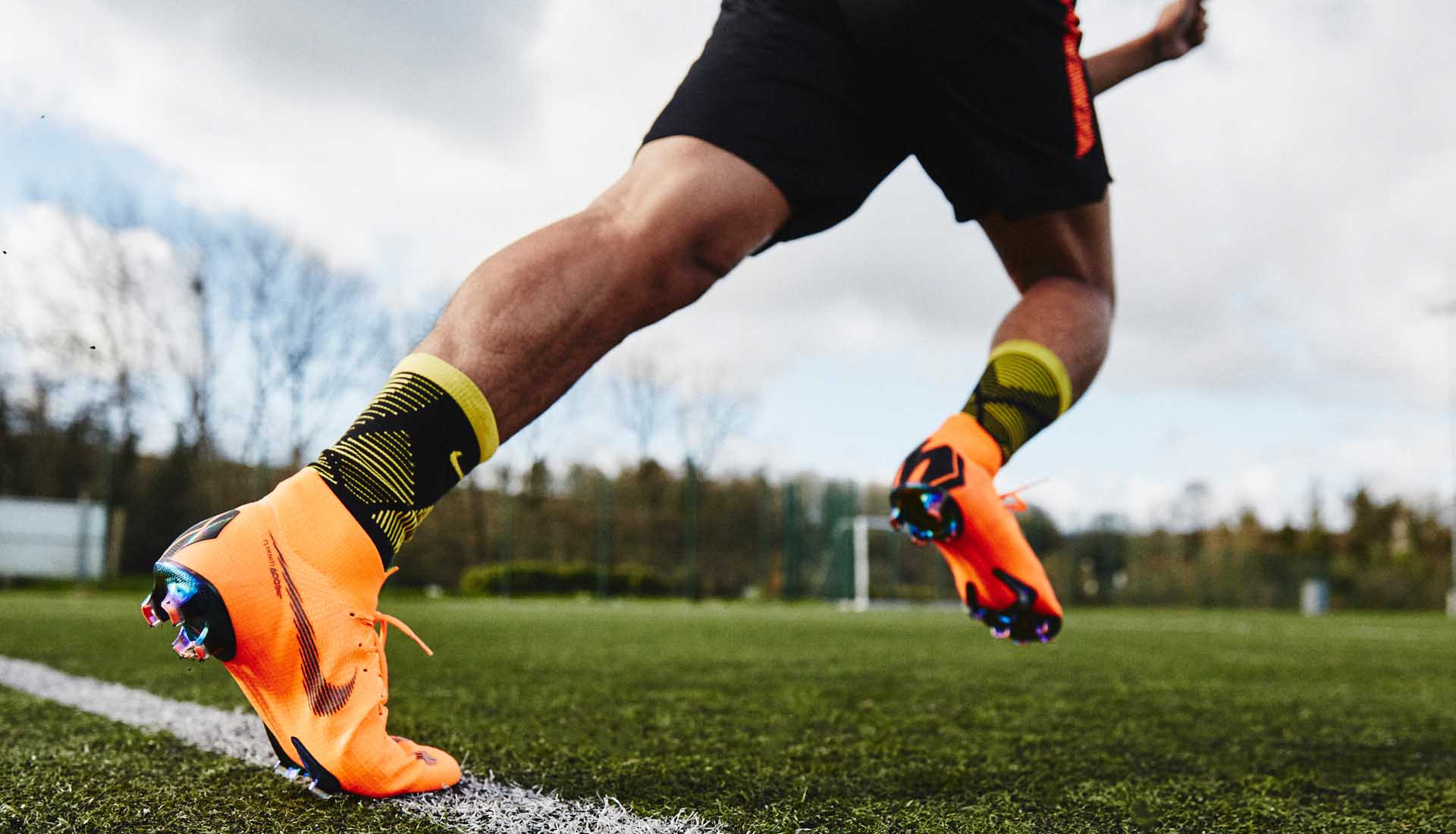 Người mang giày Nike Mercurial, minh họa chọn bảng size giày Nike đá bóng phù hợp form chân