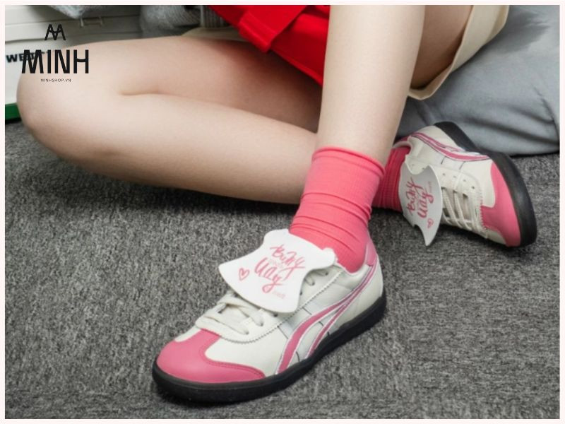 Người mẫu đang đi giày Onitsuka Tiger, minh họa sự ảnh hưởng của form dáng giày đến cảm giác khi chọn size giày Onitsuka Tiger.