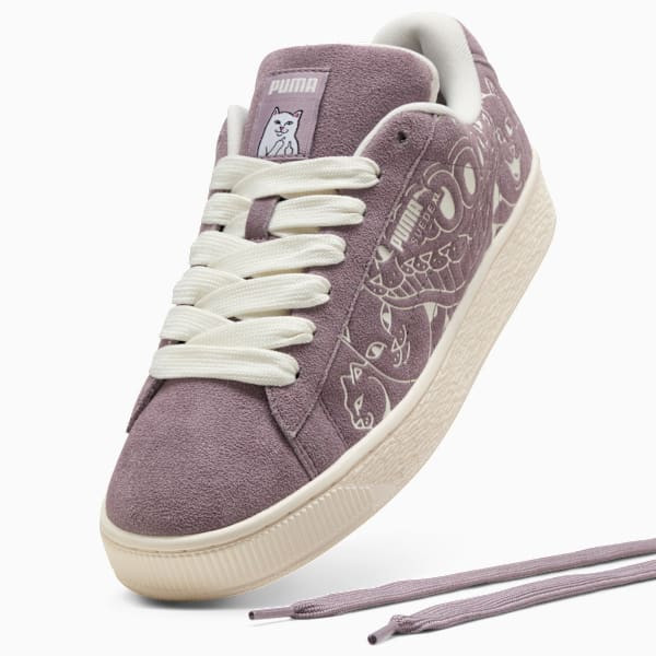 Người mẫu mang giày Puma Suede XL với trang phục đường phố