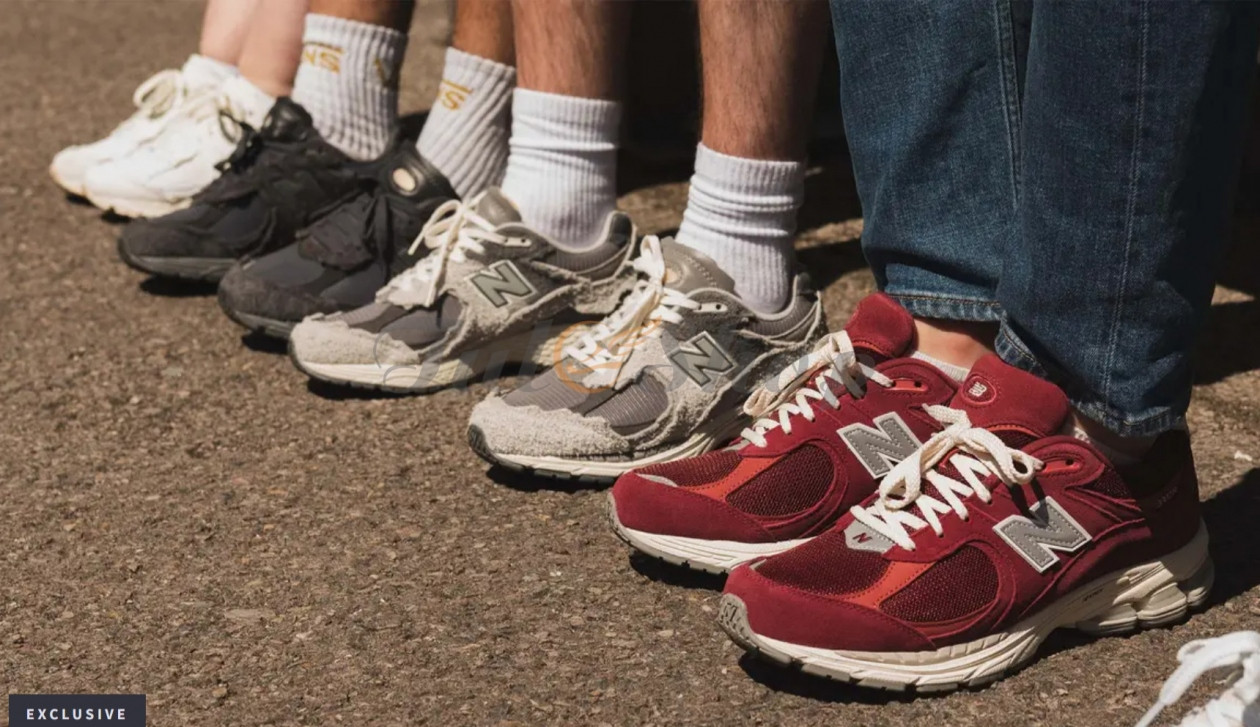 Người mẫu nữ phối đồ cùng giày New Balance 327 màu trắng