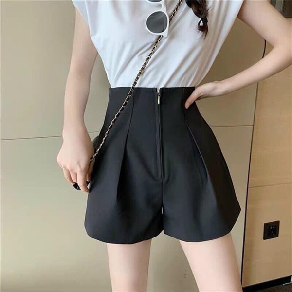 Người mẫu phối quần short nữ cạp cao với áo crop top trắng