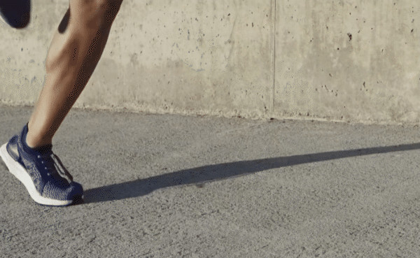 Người mẫu thể hiện sự thoải mái khi mang giày adidas Ultra Boost trong phòng tập