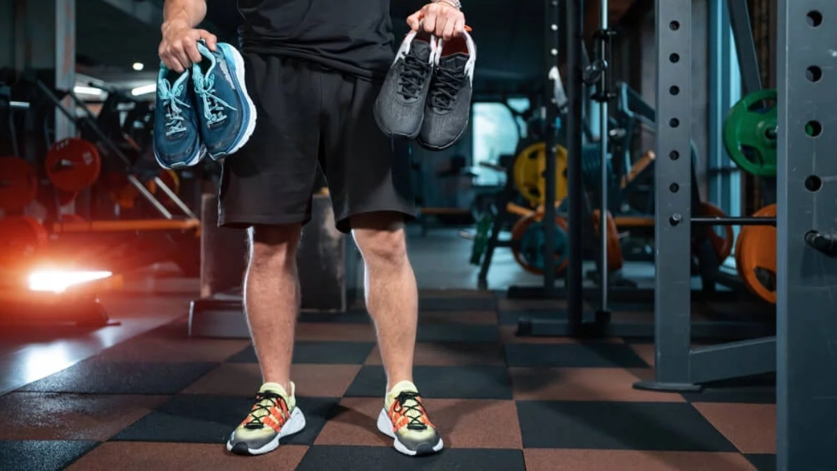 Người mua đang thử giày tại cửa hàng, lưu ý chọn giày chính hãng tập gym