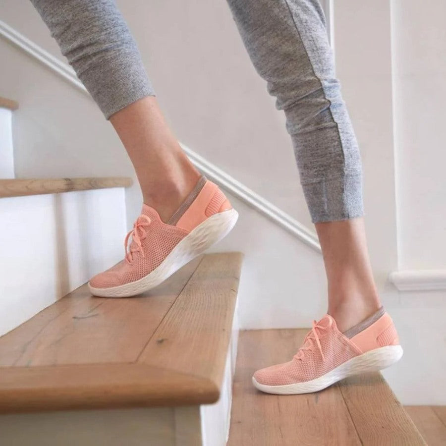 Người phụ nữ đang lựa chọn giày Nike vừa vặn với kích thước bàn chân 24cm