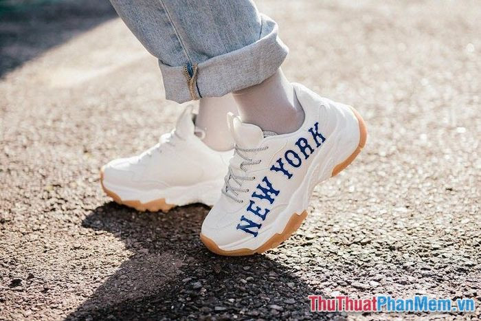 Người phụ nữ đang thử một đôi giày mới trong cửa hàng