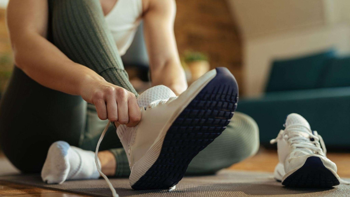 Người tập gym đang chọn giày phù hợp để tối ưu hiệu suất