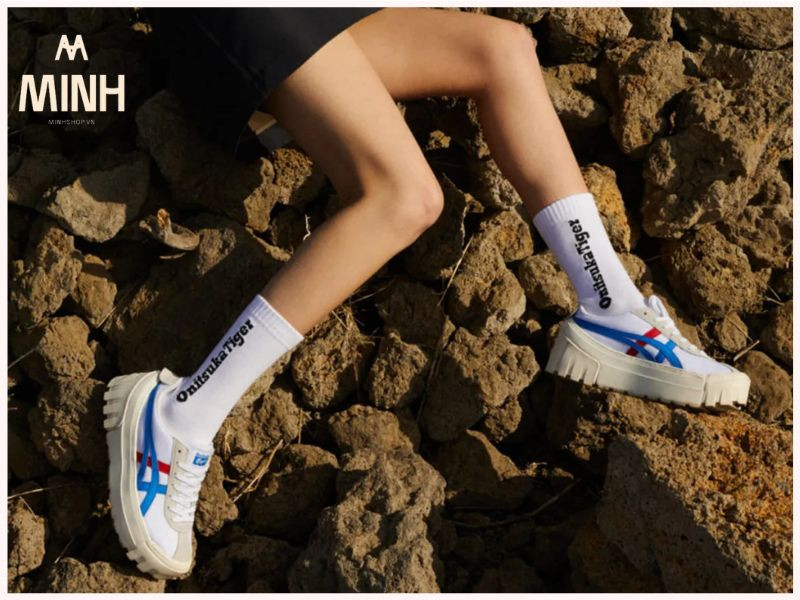 người thử giày Onitsuka Tiger tại cửa hàng để chọn size