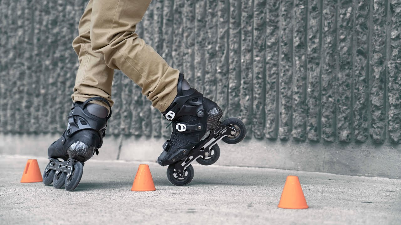 Người trượt patin biểu diễn kỹ thuật vượt chướng ngại vật trong Freestyle Slalom