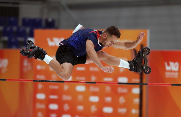 Người trượt patin thực hiện pha nhảy cao (High Jump) đầy ấn tượng