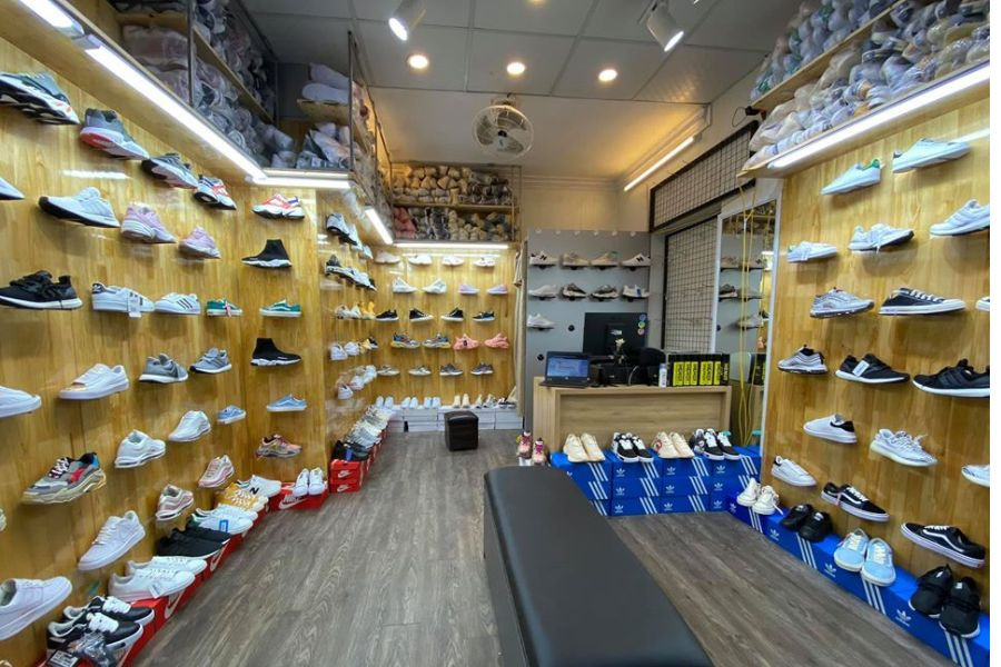 Nhiều mẫu giày thể thao hiện đại và đa dạng được trưng bày trên kệ trong một shop giày, phản ánh sự phong phú của các shop giày sneaker ở Vinh