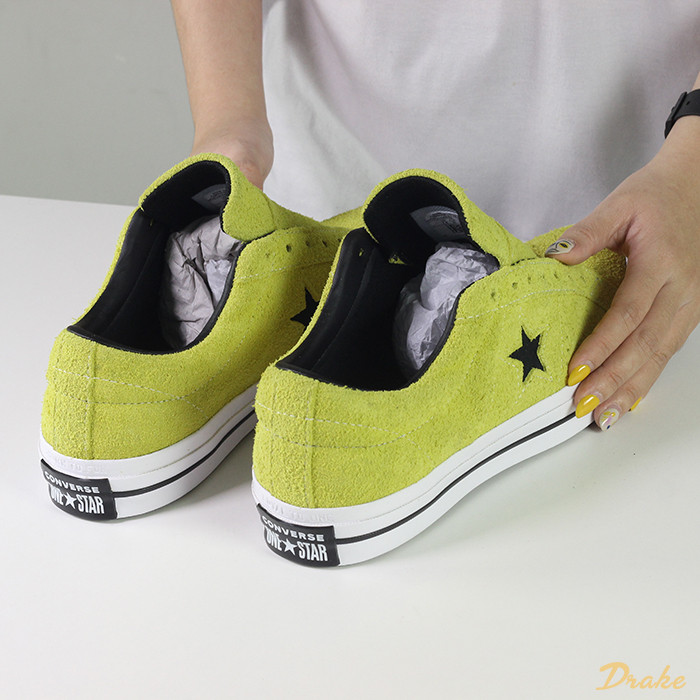 Nhồi giấy hút ẩm vào giày sneaker da lộn sau khi vệ sinh