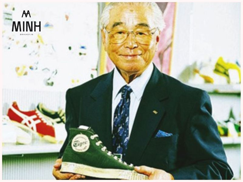 Nhóm bạn trẻ với phong cách thời trang năng động, tất cả đều mang giày Onitsuka Tiger, thể hiện sự phổ biến và đa dạng của thương hiệu.