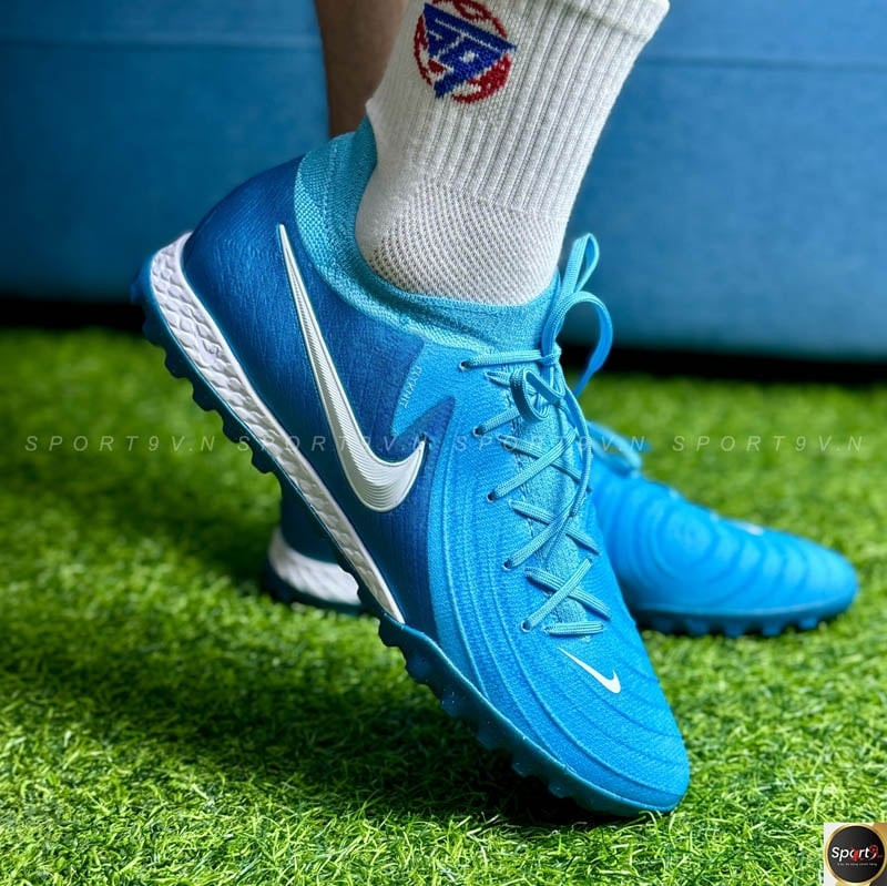 Nike Phantom GX 2 Pro TF màu xanh dương, minh họa khả năng thích ứng với cả chân thon và hơi bè, kể cả mu bàn chân cao