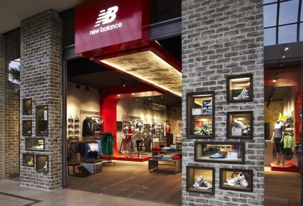 Nội thất một cửa hàng giày New Balance chính hãng tại Việt Nam, với nhiều mẫu giày được trưng bày.