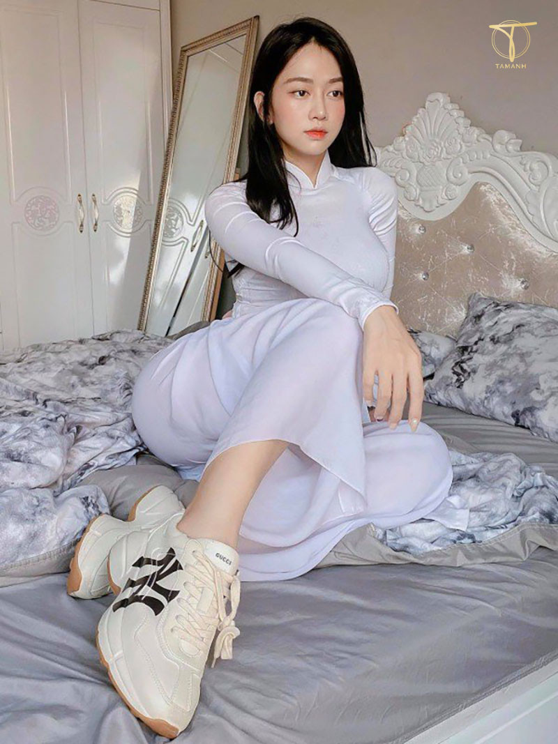 Nữ giới hiện đại mặc áo dài cách tân phối giày sneaker trắng cá tính