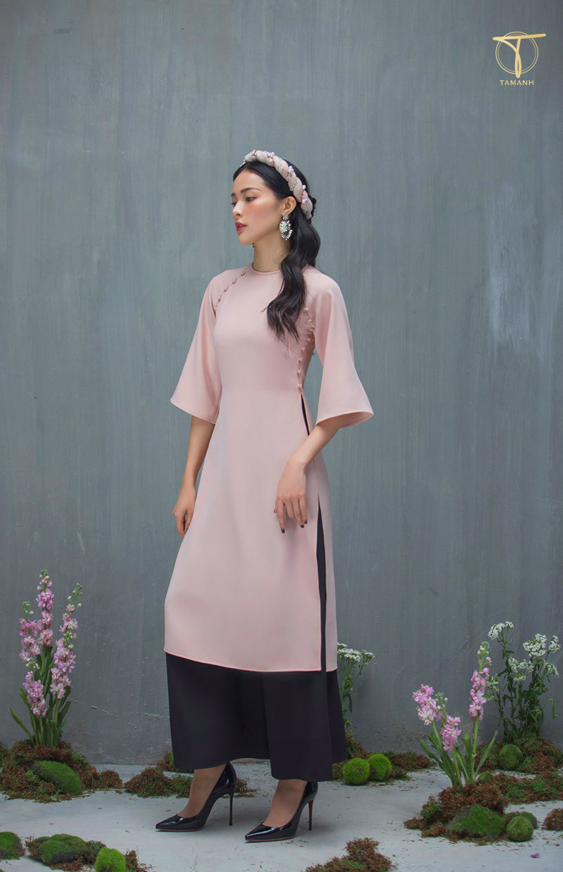 Nữ giới thanh lịch, duyên dáng trong áo dài và giày cao gót