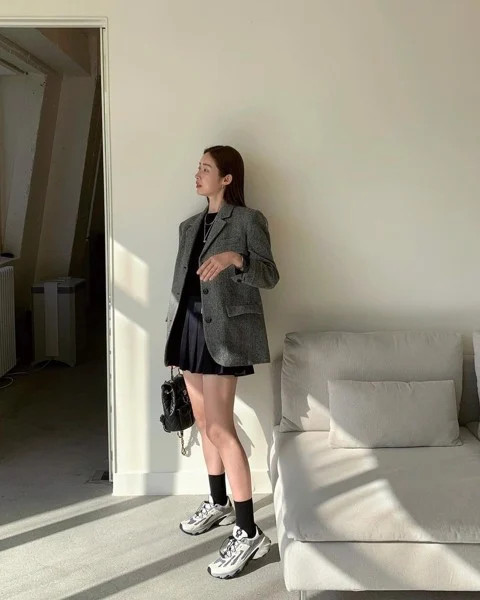 Nữ mặc vest đi giày sneaker năng động