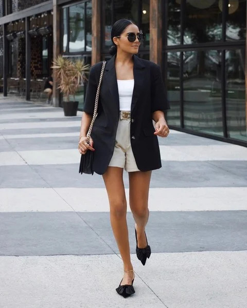 Nữ mặc vest với giày búp bê nhẹ nhàng