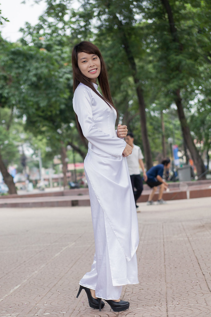 Nữ sinh cấp 3 mặc áo dài trắng truyền thống kết hợp cùng giày cao gót thanh lịch, thể hiện vẻ đẹp duyên dáng khi đến trường