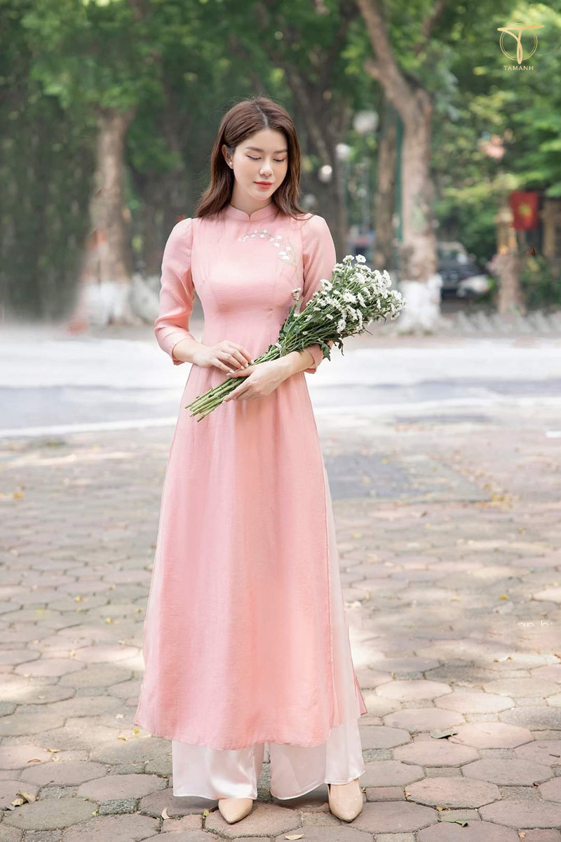 Nữ sinh mặc áo dài truyền thống và giày thể thao phù hợp đi học