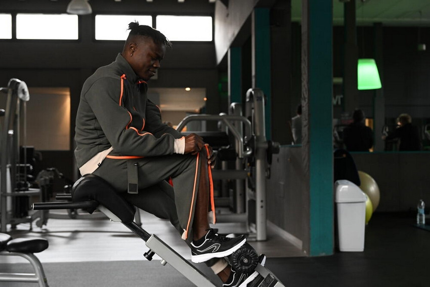Nữ vận động viên chuyên nghiệp lựa chọn giày tập gym chuyên biệt