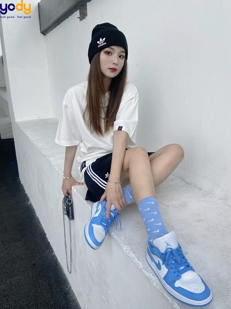 Outfit đơn giản với giày jordan cao cổ cho nữ và áo phông cá tính