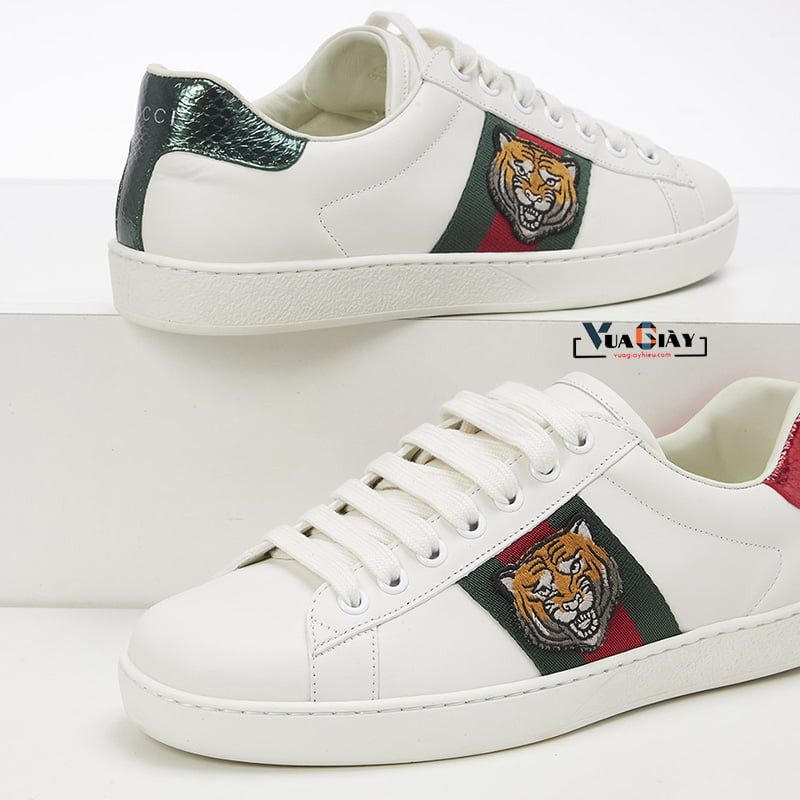 Phần gót giày Gucci Ace với chi tiết họa tiết hổ