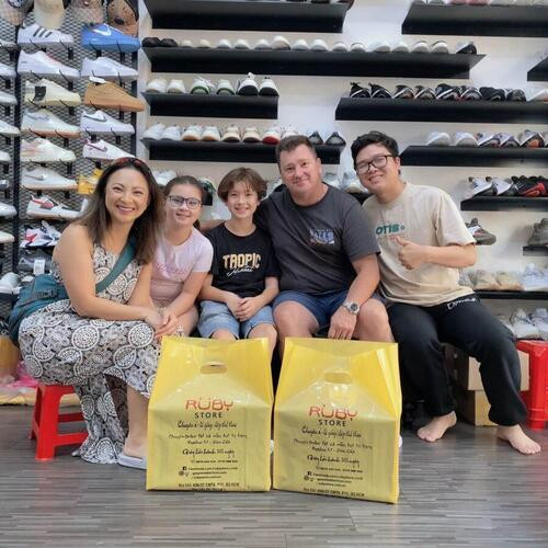 Phản hồi của khách hàng về trải nghiệm mua sắm giày sneaker tại Ruby Store