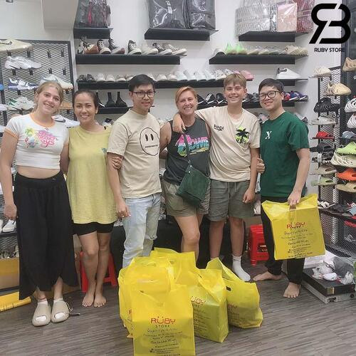 Phản hồi tích cực của khách hàng về chất lượng giày sneaker từ Ruby Store qua tin nhắn
