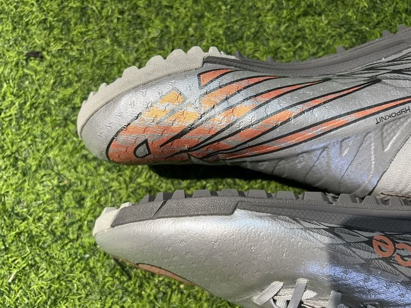 Phần thân trên giày bóng đá New Balance Furon V7 Pro TF ôm chân