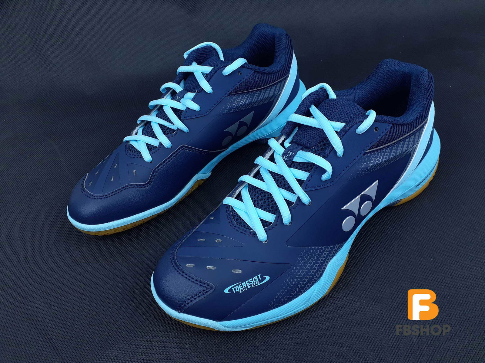 Phần thân trên và lỗ thoáng khí của giày Yonex 65Z3 xanh navy
