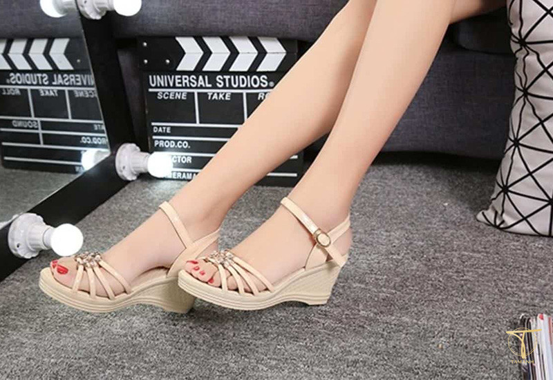 Phối áo dài với giày đế xuồng màu be mang lại vẻ thanh thoát