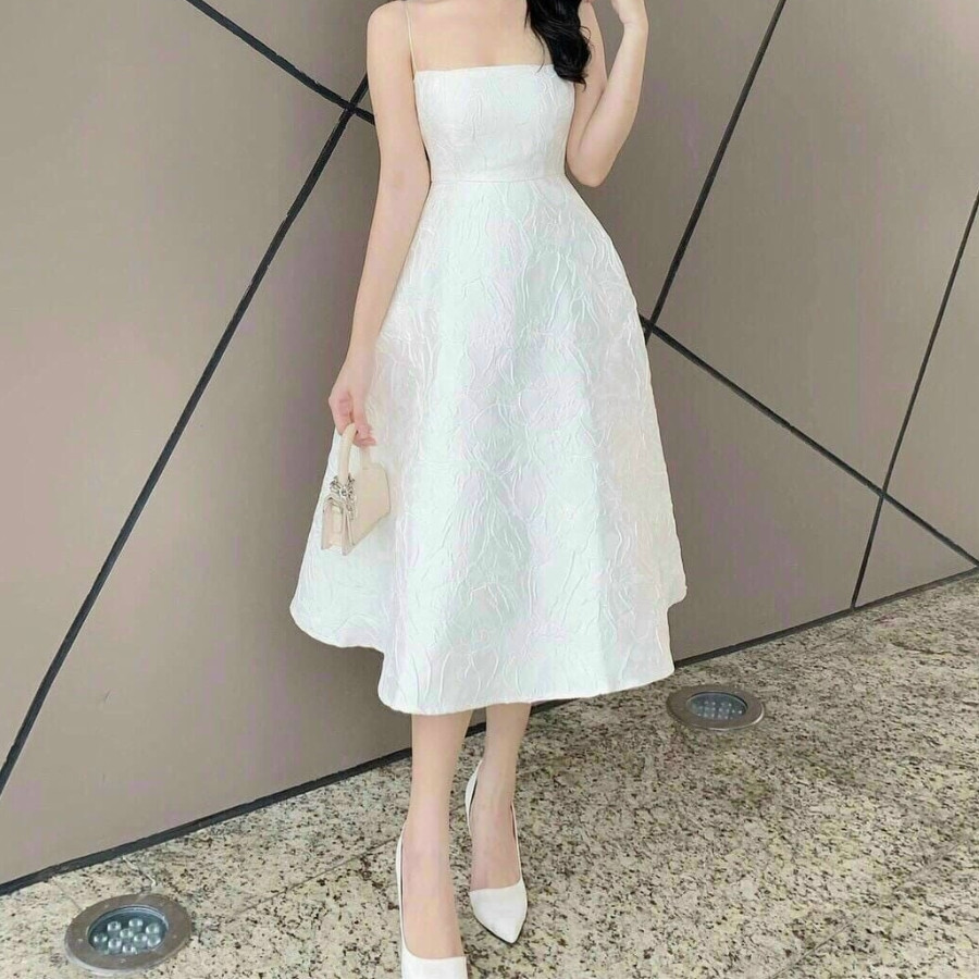 Phối đầm hoa nhẹ nhàng với giày cao gót màu nude đơn giản và tinh tế