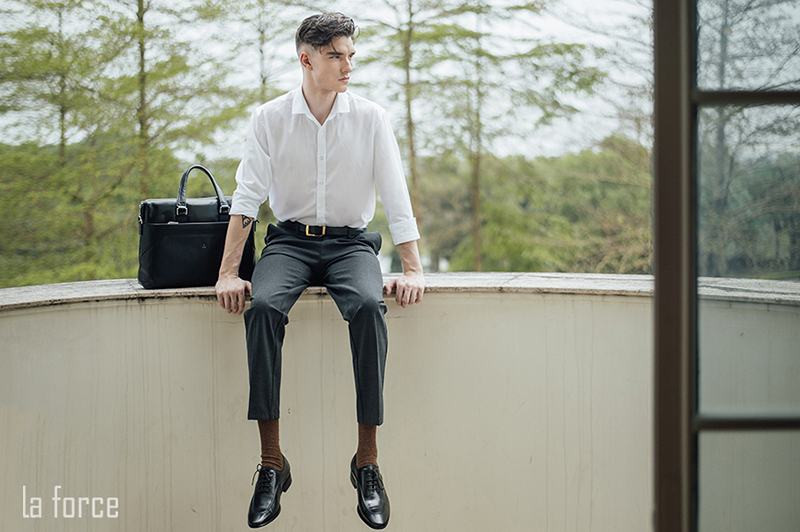 Phối đồ công sở với quần tây, áo sơ mi và giày tây đế gỗ lịch sự cho nam giới