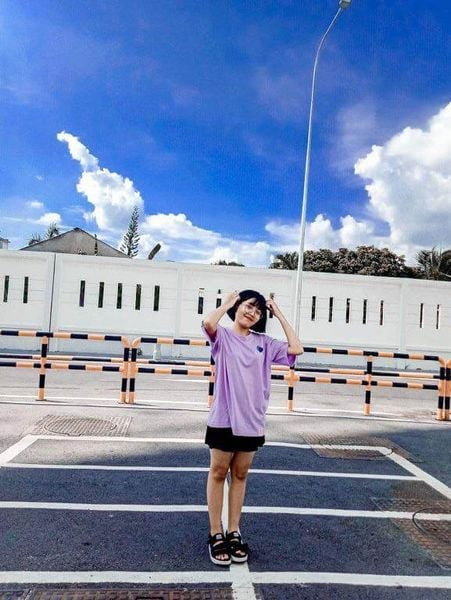 Phối đồ đơn giản với giày sandal nữ cá tính