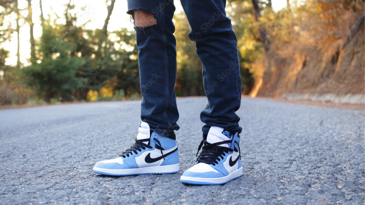 Phối đồ nam với quần jean và giày sneaker