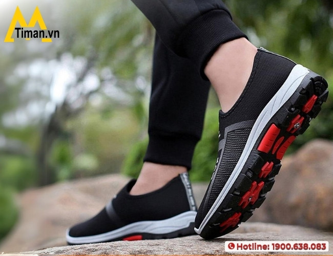 Phối đồ năng động với giày thể thao cho tuổi 40 nam cùng quần jean