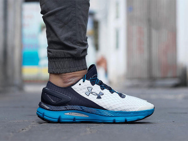 Phối đồ thời trang với giày thể thao Under Armour năng động