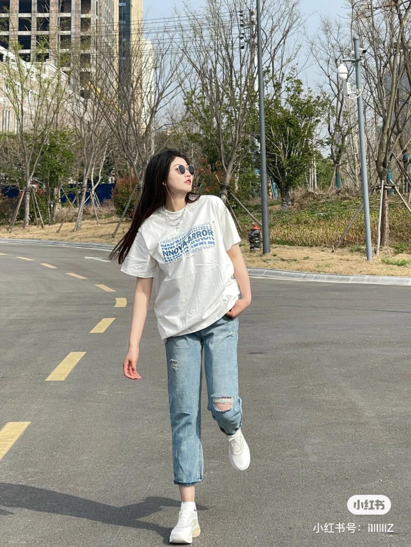 Phối đồ với giày sneaker nữ cùng quần jeans và áo phông